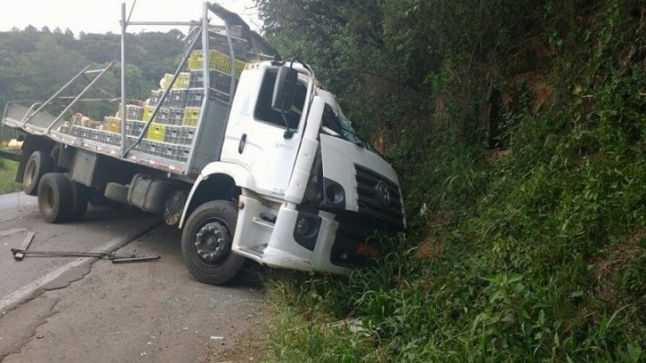 Caminhoneiro fica gravemente ferido após colidir em barranco na BR 282