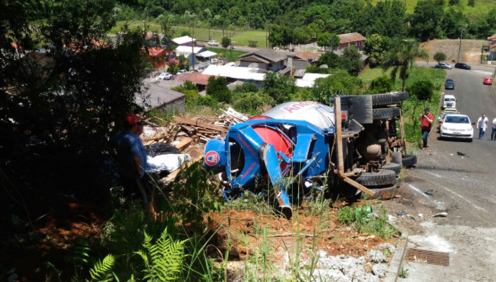 Caminhão carregado com cimento tomba e quase desce barranco em Concórdia