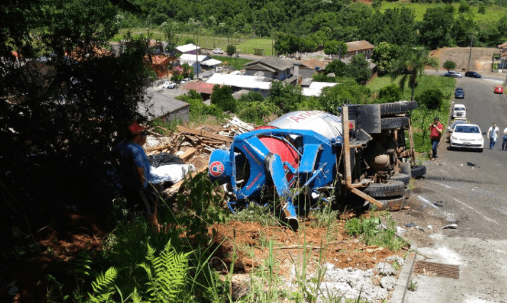 Caminhão carregado com cimento tomba e quase desce barranco em Concórdia