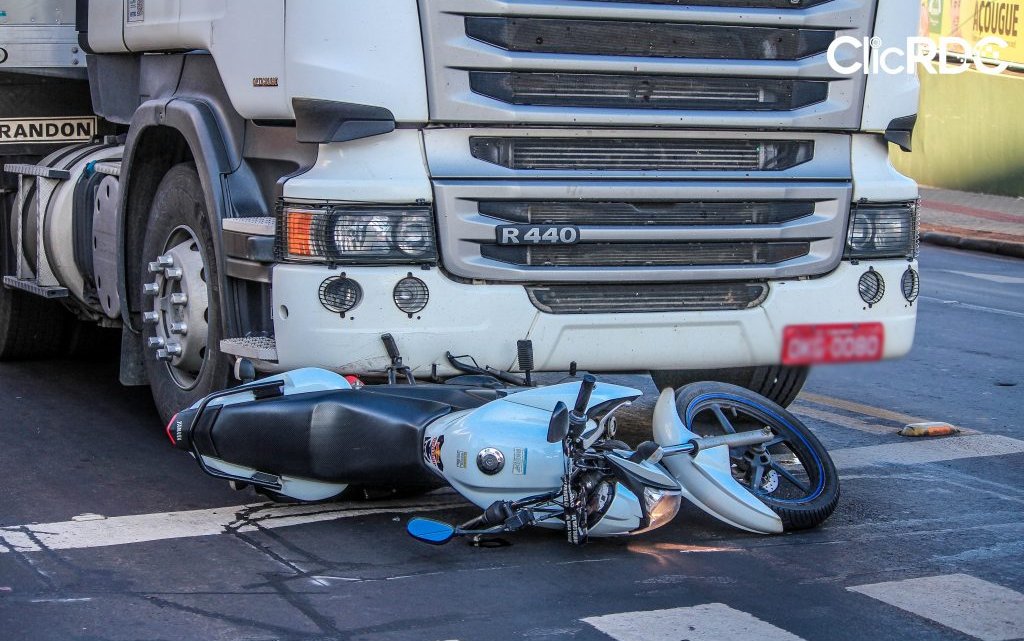 Caminhão colide em motocicleta e deixa homem ferido em Chapecó