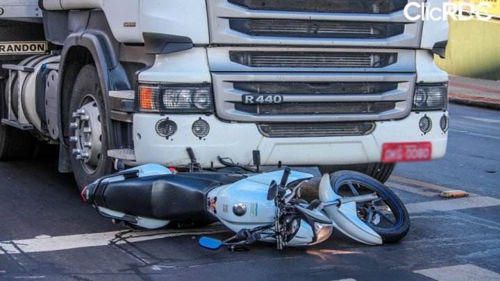 Caminhão colide em motocicleta e deixa homem ferido em Chapecó