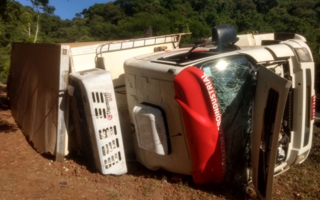 Caminhão com carne tomba em Arvoredo