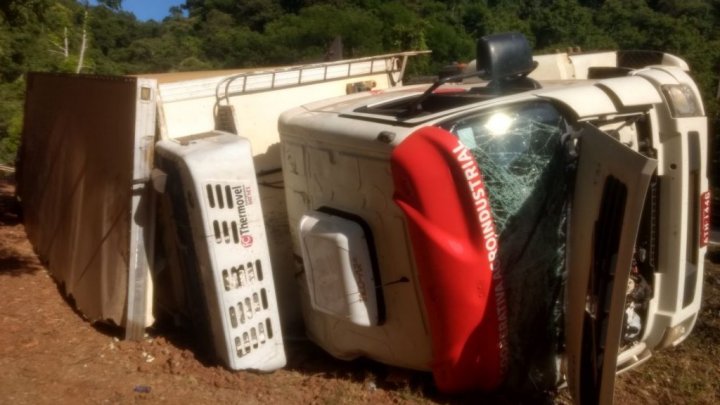 Caminhão com carne tomba em Arvoredo