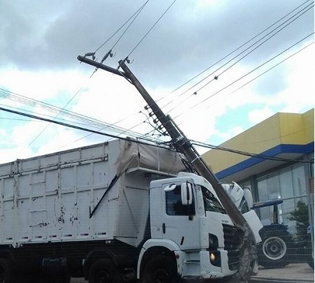 Caminhão desgovernado colide em poste e causa queda de energia em Xanxerê