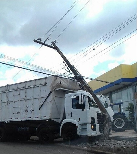 Caminhão desgovernado colide em poste e causa queda de energia em Xanxerê