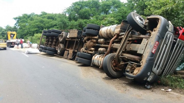 Caminhão tomba e deixa motorista ferido em Cunha Porã