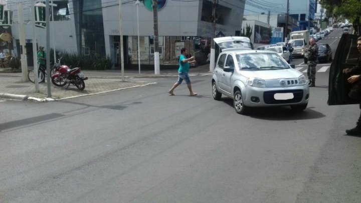 Carro e moto colidem no centro de Chapecó