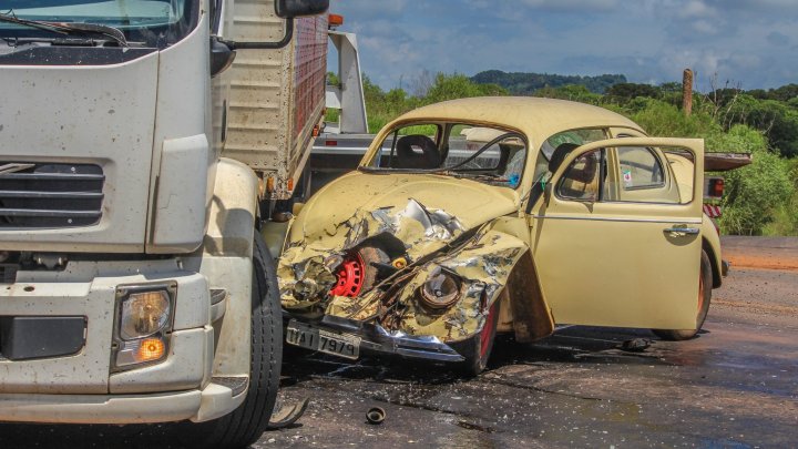 Colisão entre Fusca e caminhão deixa mulher ferida em Chapecó