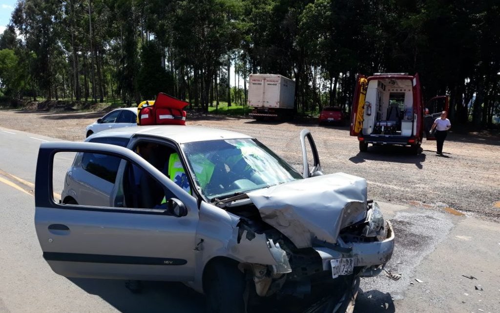 Colisão entre carro e caminhão deixa pessoa ferida em São Lourenço do Oeste