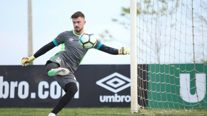 Elias assina contrato com a Chapecoense até 2021