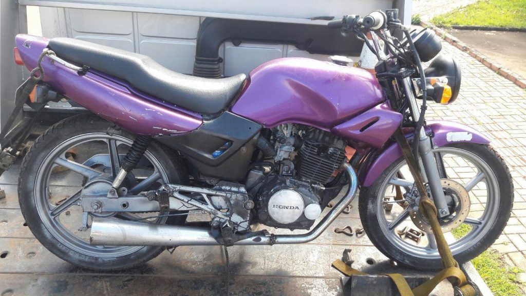 Polícia apreende motocicleta furtada escondida em residência no bairro Efapi