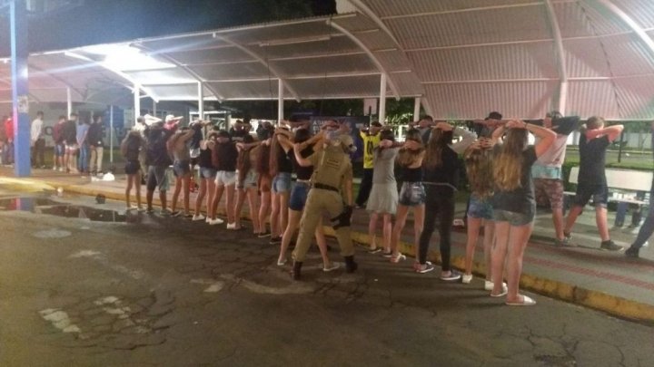 Operação Silêncio da PM aborda 50 pessoas em faculdade e fecha estabelecimentos em Chapecó