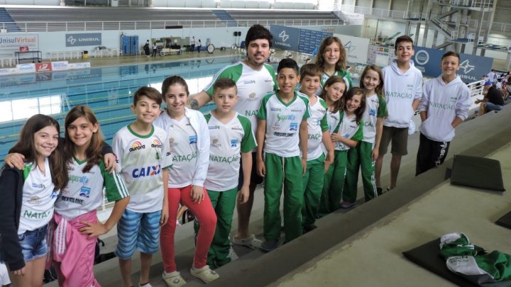 Natação de Chapecó conquista 12 medalhas no Campeonato Catarinense