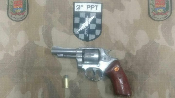 Revólver é apreendido no bairro Belvedere em Chapecó