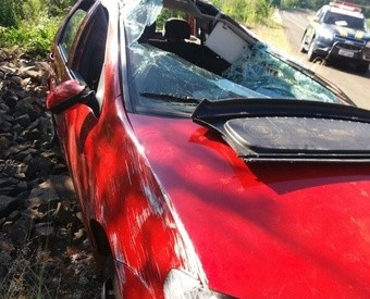 Tombamento de automóvel causa lesões graves em dois ocupantes