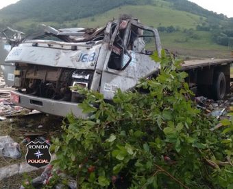 Caminhoneiro morre e caroneiro fica gravemente ferido em capotamento no Goio-Ên