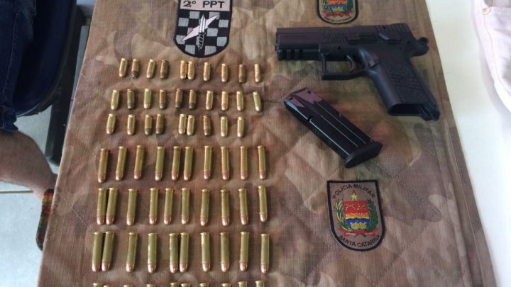PM APREENDE PISTOLA IMPORTADA, MUNIÇÕES E ROUPAS FURTADAS