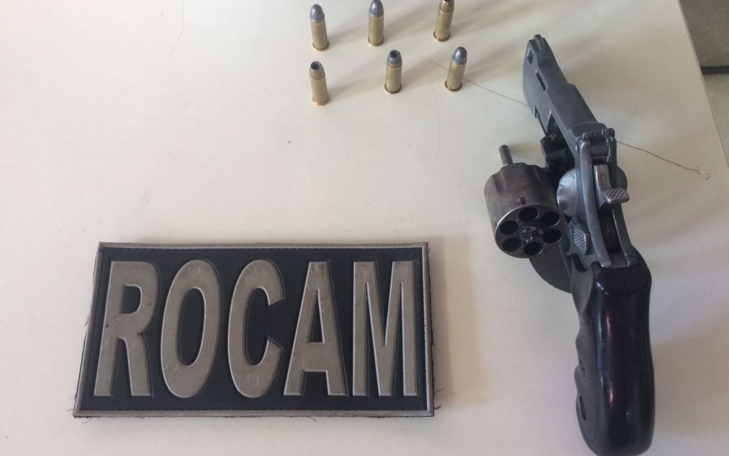 ROCAM apreende revólver 38 e carro furtado em garagem de Chapecó