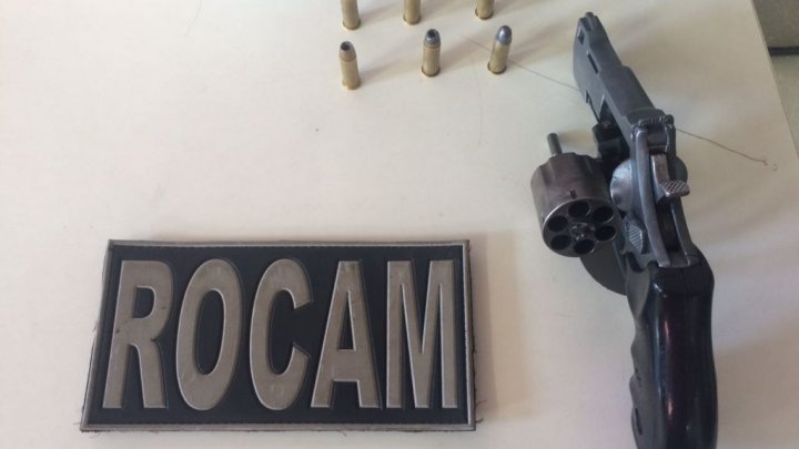 ROCAM apreende revólver 38 e carro furtado em garagem de Chapecó
