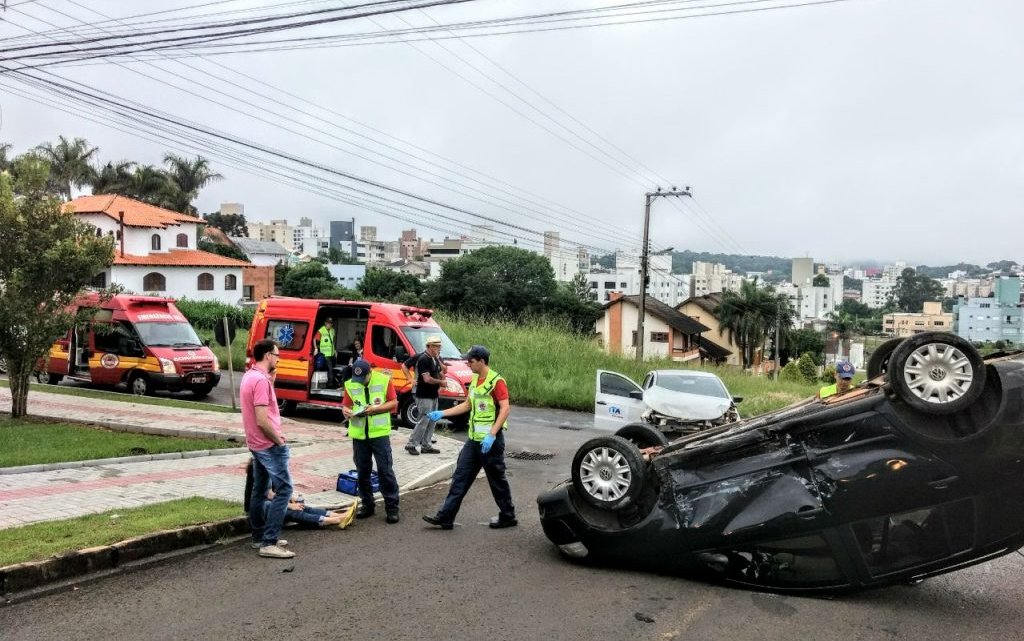 Capotamento na rua Uruguai deixa duas pessoas feridas