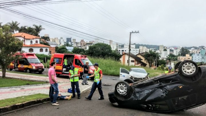 Capotamento na rua Uruguai deixa duas pessoas feridas