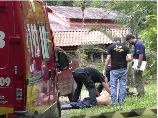 Após discussão, homem mata vizinho, atira em outro e se suicida