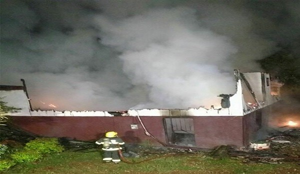 RESIDÊNCIA É DESTRUÍDA POR INCÊNDIO EM CHAPECÓ