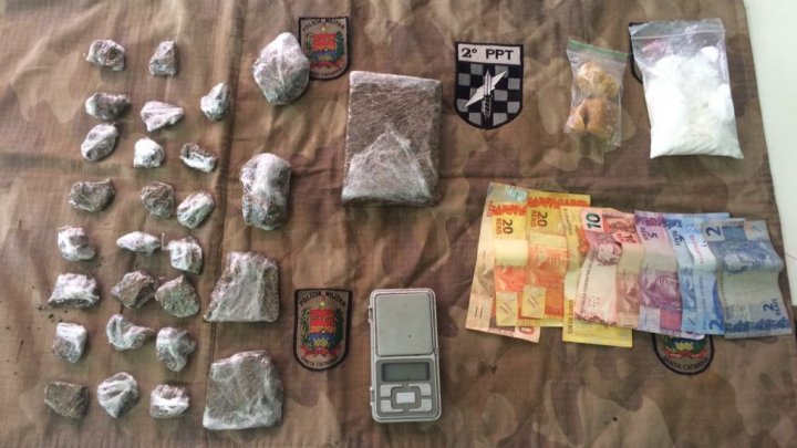 Tático prende dois homens por tráfico de drogas em Chapecó