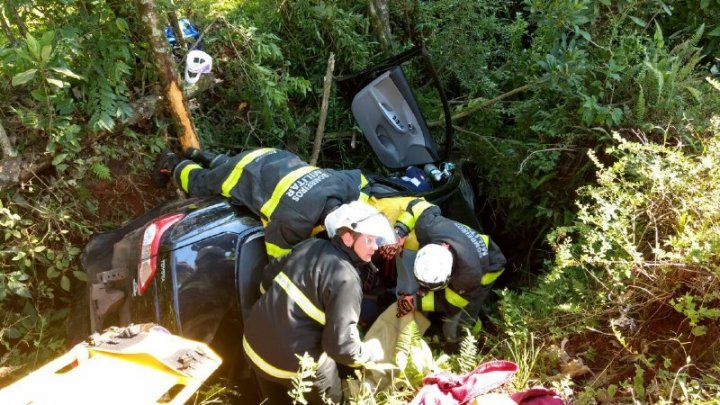 Capotamento na SC 283 na linha São Roque deixa uma vítima presa nas ferragens