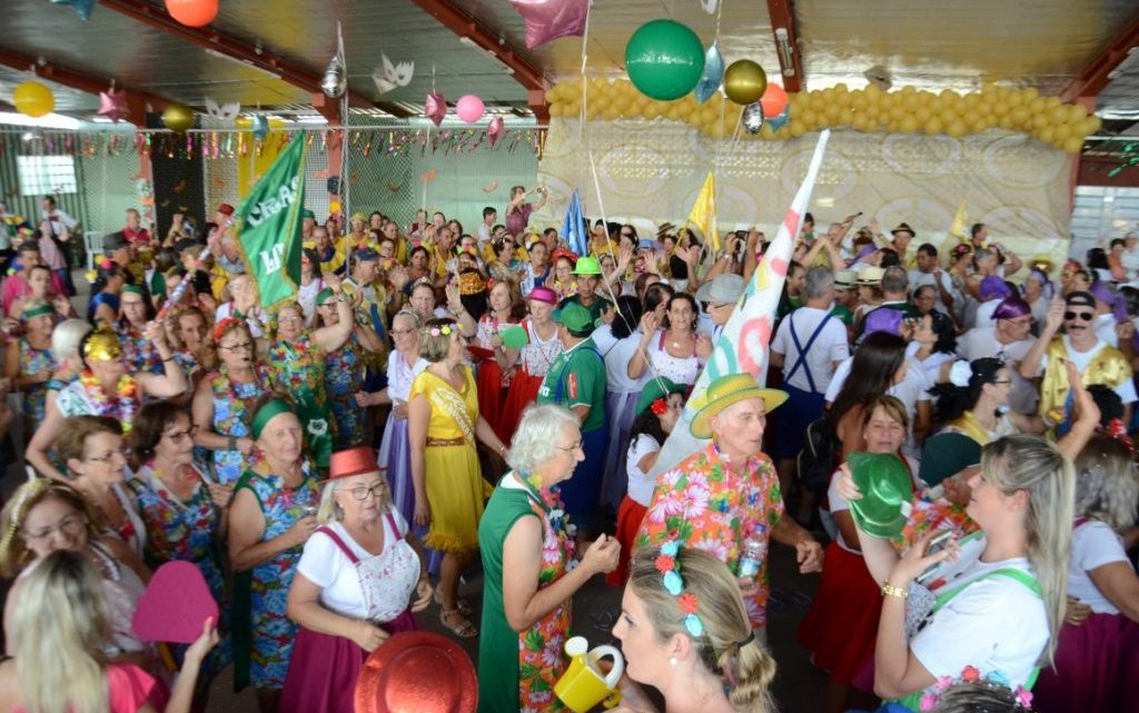 Carnaval reúne 1.800 idosos em Chapecó – Confira as fotos