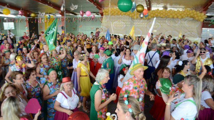 Carnaval reúne 1.800 idosos em Chapecó – Confira as fotos