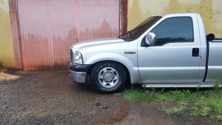 INFRATOR ESTACIONA EM FRENTE A GARAGEM DE MULHER GRÁVIDA IMPEDINDO SUA SAÍDA, DESACATA POLICIAIS QUE FORAM REMOVER O VEÍCULO E É PRESO EM CHAPECÓ