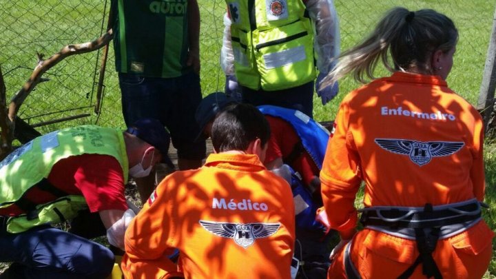 Trator tomba em cima de homem em Chapecó