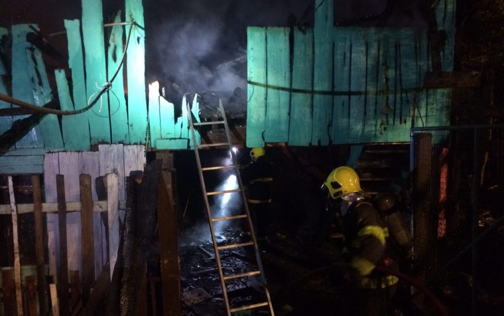 Fogo destrói residência no bairro Jardim América