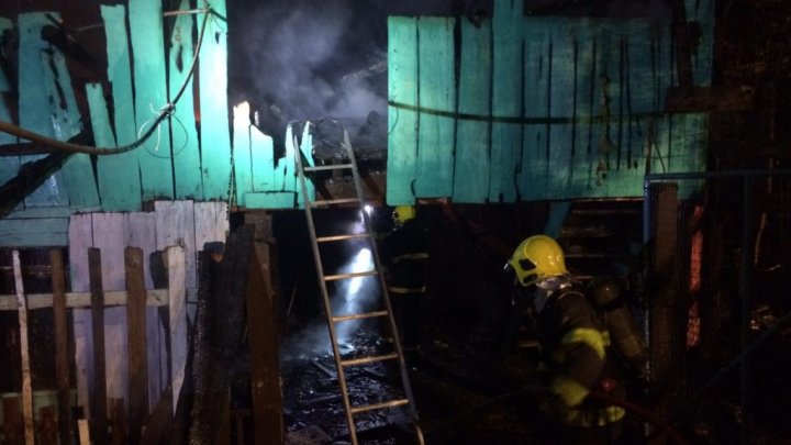 Fogo destrói residência no bairro Jardim América