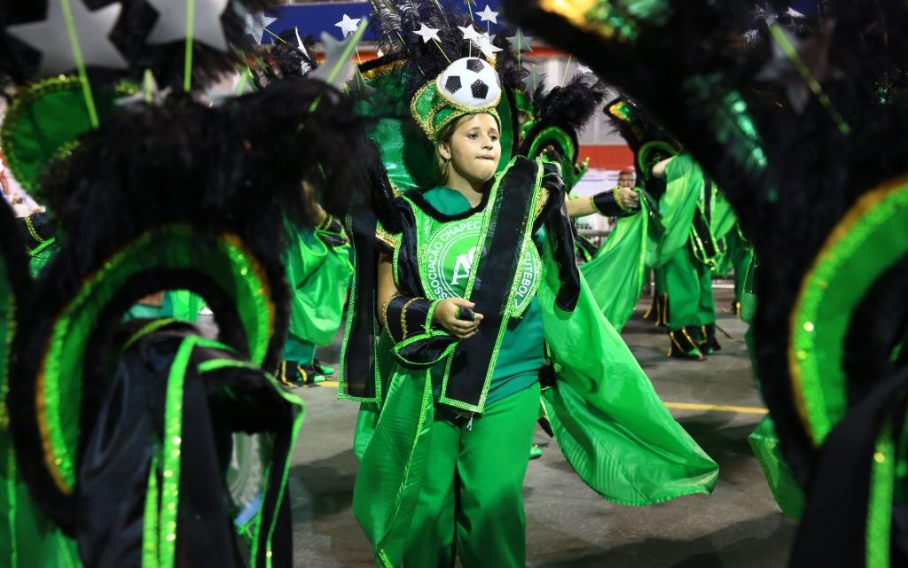 Escola de samba de São Paulo homenageia Chapecoense