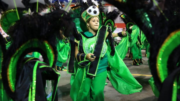 Escola de samba de São Paulo homenageia Chapecoense