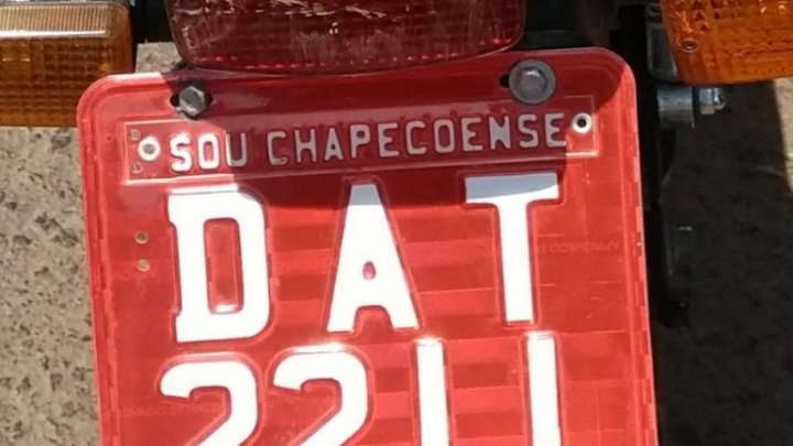 Adolescente com várias passagens pela polícia adultera placa moto