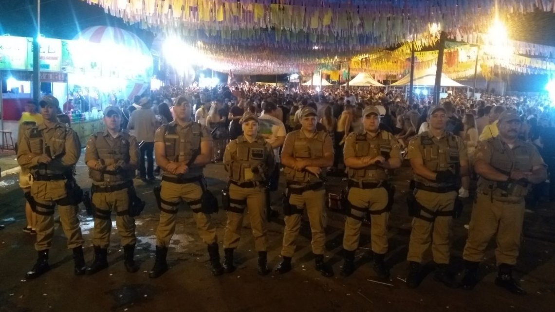 Policia militar da show em segurança no carnaval