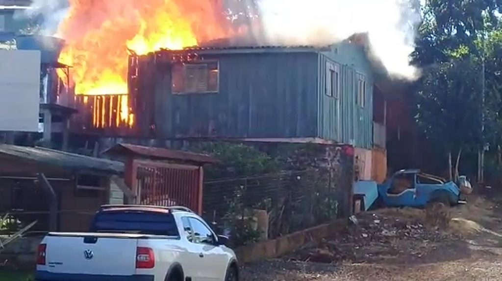 Incêndio destrói casa no bairro Santa Luzia em Chapecó – Fotos e vídeos