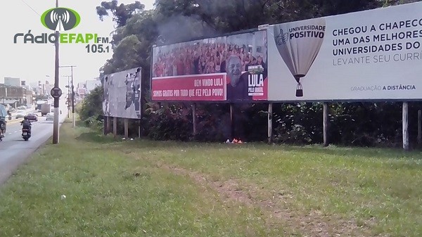 OUTDOOR COM FRASE APOIO A LULA É INCENDIADA EM CHAPECÓ