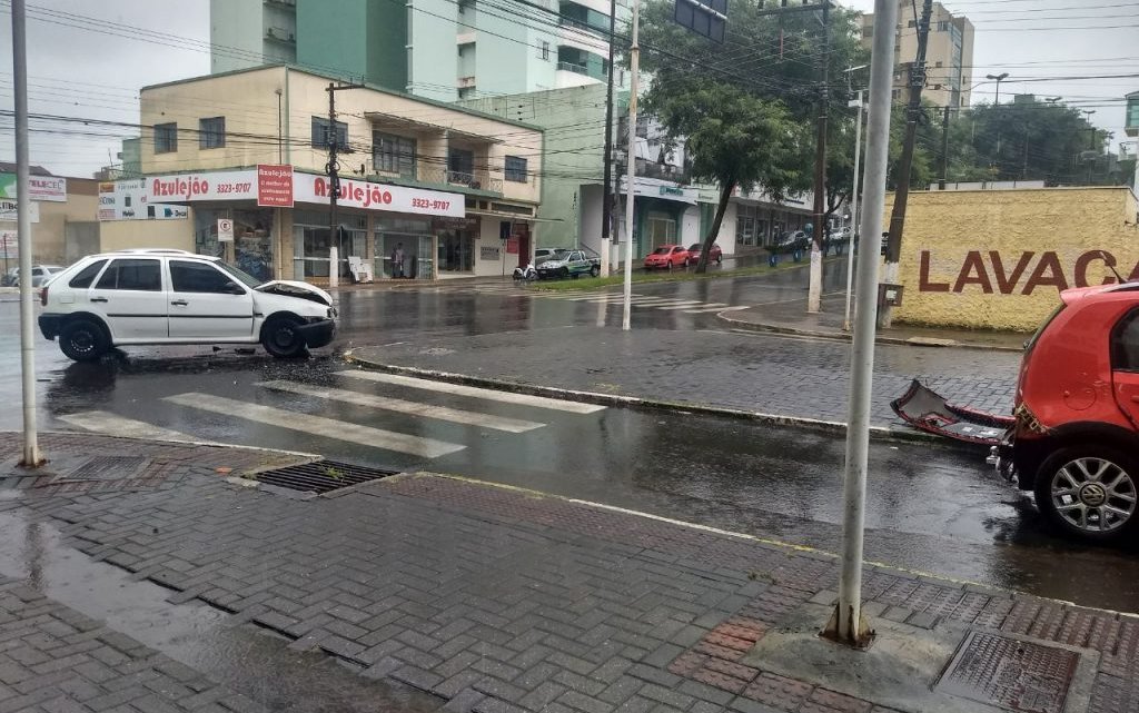 ACIDENTE ENTRE DOIS VEÍCULOS NA RUA DO CALÇADÃO EM CHAPECÓ