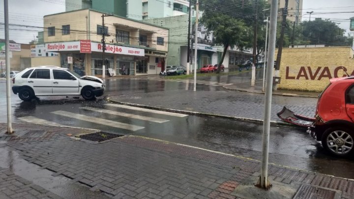 ACIDENTE ENTRE DOIS VEÍCULOS NA RUA DO CALÇADÃO EM CHAPECÓ