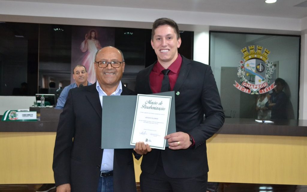 Jackson Follmann recebe homenagem na Câmara Municipal de Chapecó – Vídeo