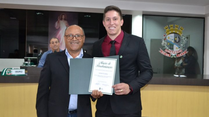 Jackson Follmann recebe homenagem na Câmara Municipal de Chapecó – Vídeo