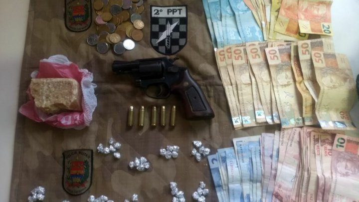 Menina de 17 anos é apreendida com revólver 38, tijolo de crack, maconha e dinheiro em Chapecó