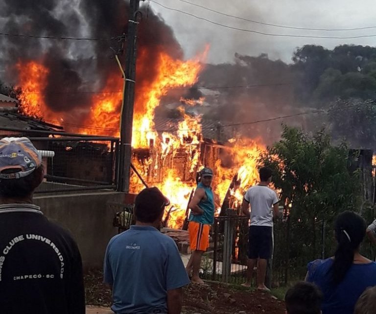 Incêndio criminoso destrói residências no bairro Efapi