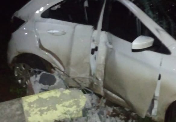 VEÍCULO BATE VIOLENTAMENTE EM POSTE NO BALNEÁRIO DE PRATAS