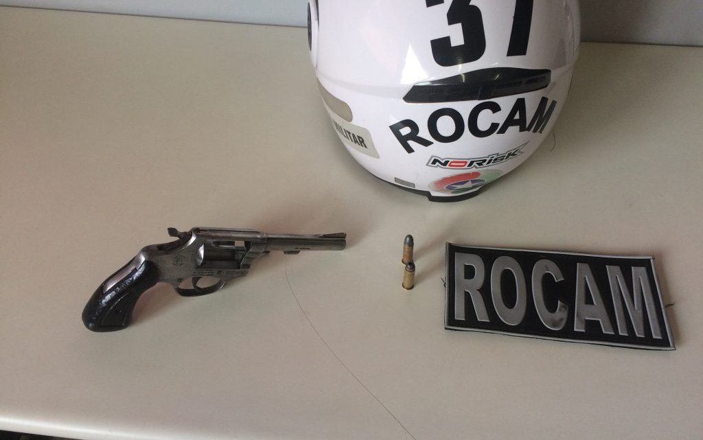 Rocam prende homem com arma de fogo