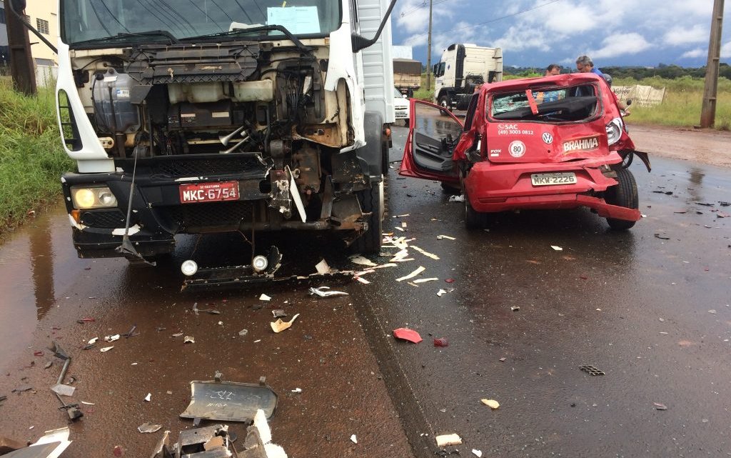 Acidente entre carro e caminhão deixa uma pessoa ferida em Chapecó